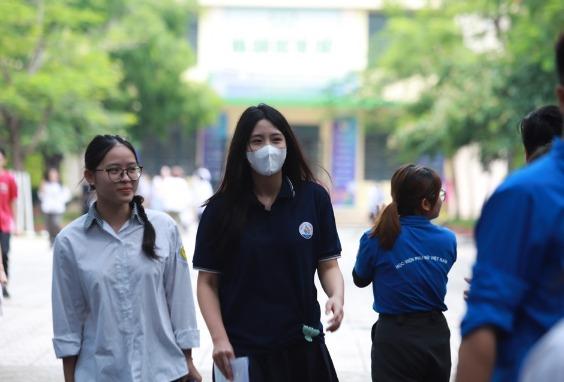 Nghẹn ngào người cha nén nỗi đau mất vợ, quàng khăn tang chở con đi thi tốt nghiệp THPT-3