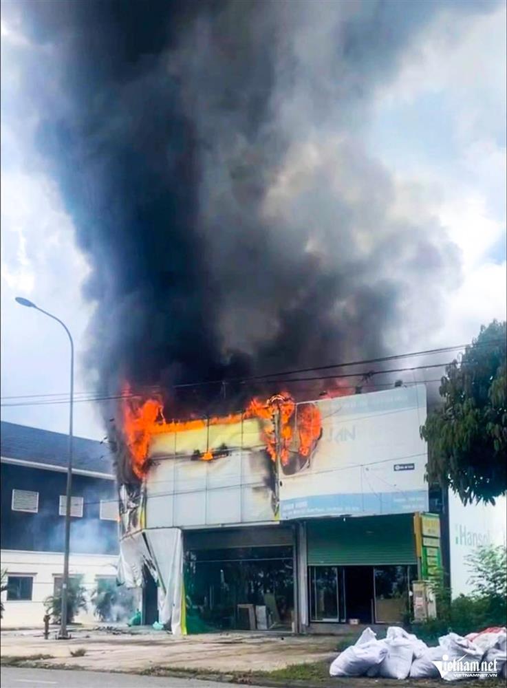 Cháy lớn tại kho tập kết vật liệu ở Bắc Ninh, ngọn lửa bùng lên dữ dội-1