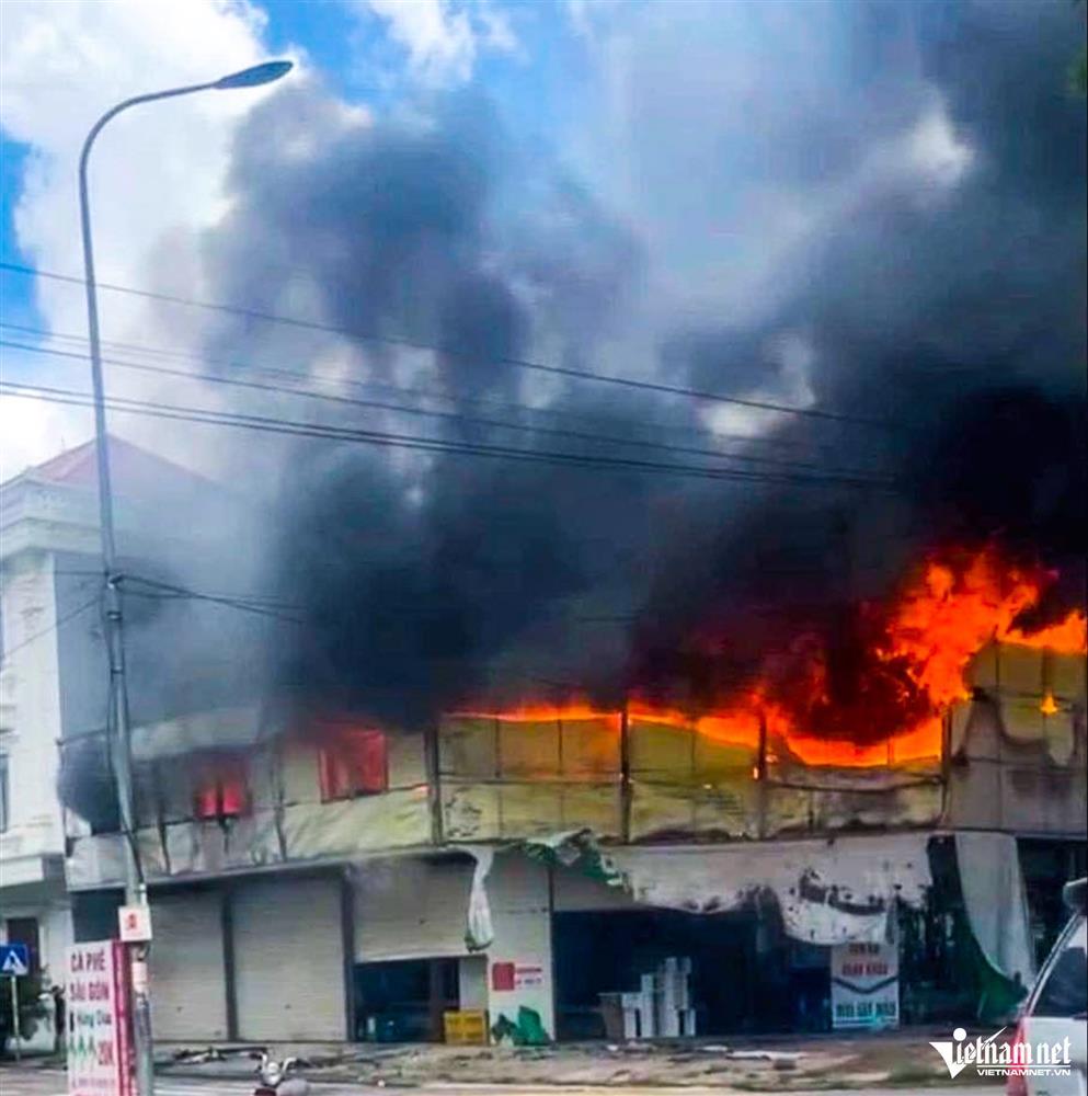 Cháy lớn tại kho tập kết vật liệu ở Bắc Ninh, ngọn lửa bùng lên dữ dội-2