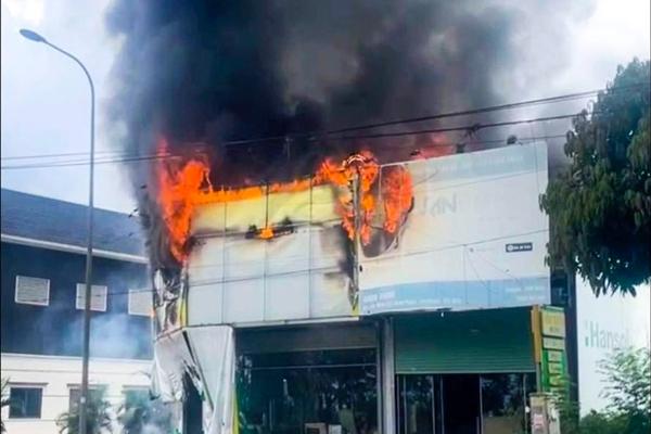 Cháy lớn tại xưởng chuyên gia công đế giày ở Hải Dương-2