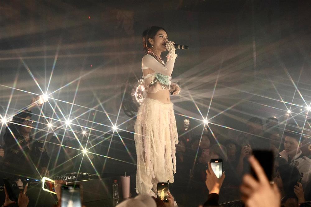 Nước cờ của tlinh sau vụ bị chỉ trích hát nhạc gợi dục-4