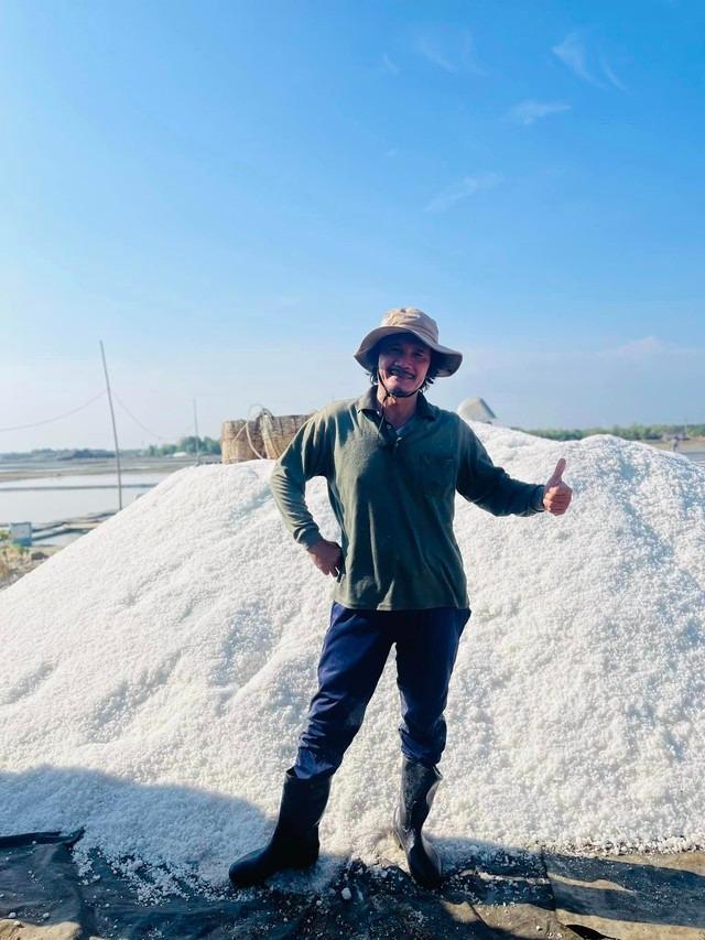 NSƯT là thầy nhiều sao Việt đình đám, cưới học trò kém 22 tuổi, ngoài 60 miệt mài lo cơm áo gạo tiền-2