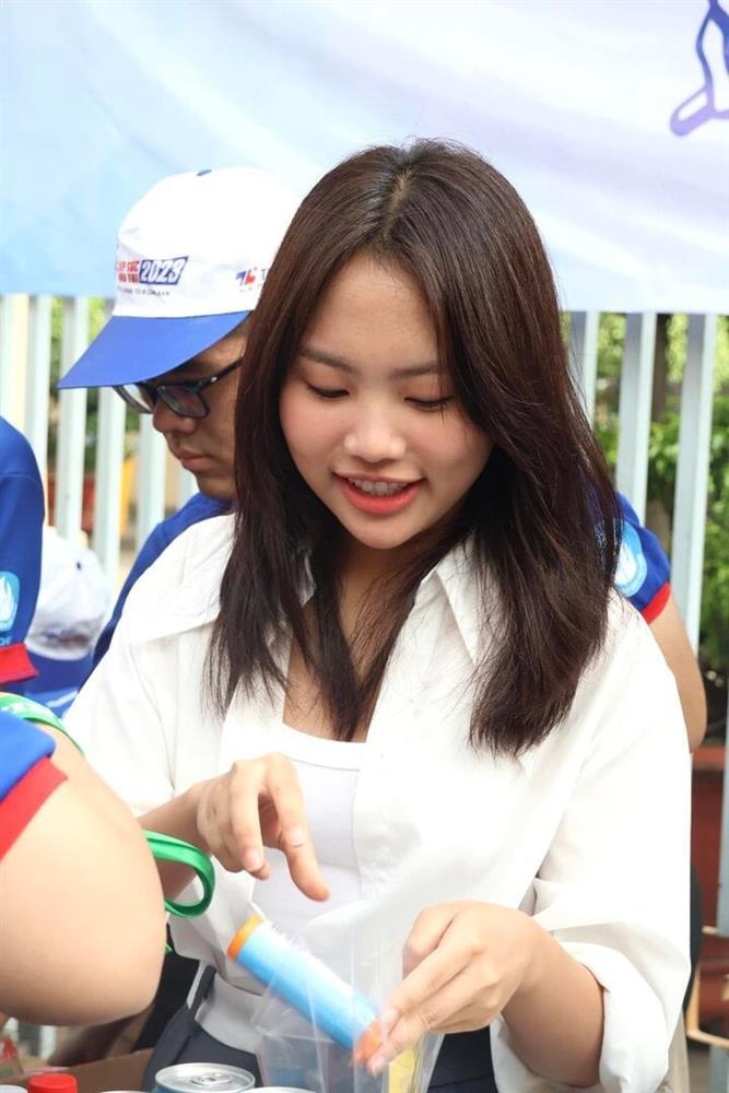 Phương Mỹ Chi giản dị đi phát nước, tiếp sức sĩ tử thi tốt nghiệp THPT 2024-1