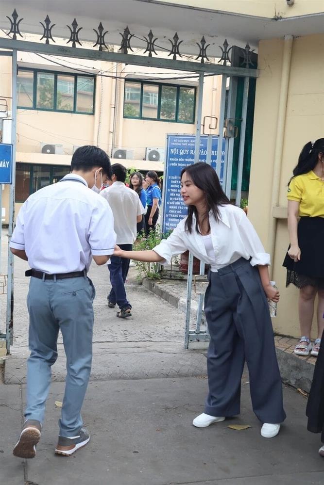 Phương Mỹ Chi giản dị đi phát nước, tiếp sức sĩ tử thi tốt nghiệp THPT 2024-4