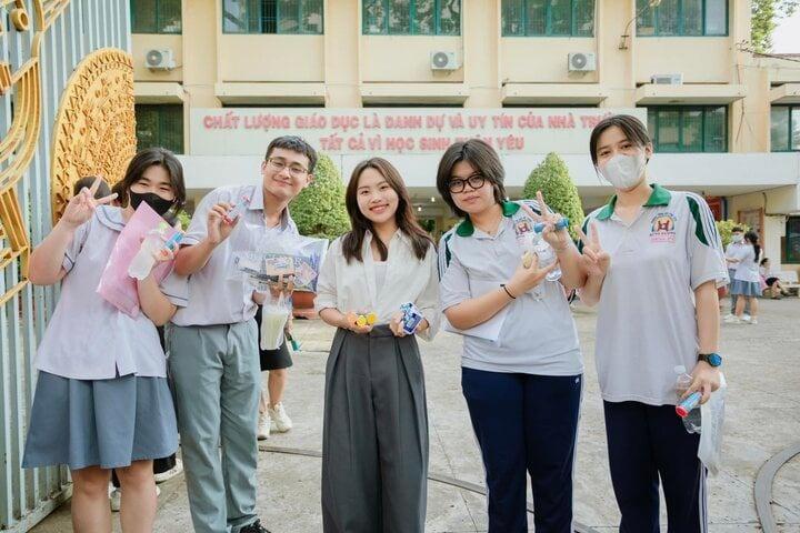 Phương Mỹ Chi giản dị đi phát nước, tiếp sức sĩ tử thi tốt nghiệp THPT 2024-5