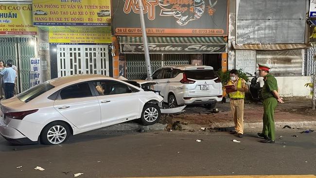 Nữ tài xế tông hàng loạt xe máy dừng đèn đỏ, 2 người tử vong-1