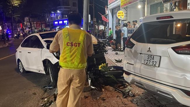 Nữ tài xế tông hàng loạt xe máy dừng đèn đỏ, 2 người tử vong-2