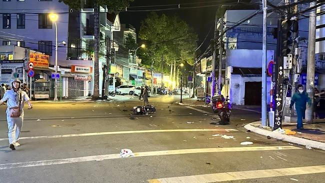 Nữ tài xế tông hàng loạt xe máy dừng đèn đỏ, 2 người tử vong-3