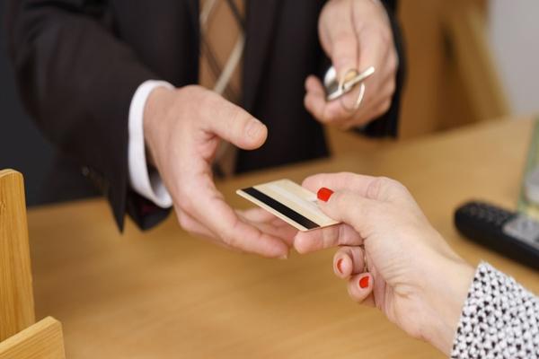 Chồng nói đi công tác xa nhưng lại dùng thẻ tín dụng thanh toán cho phòng khách sạn ở ngay dưới phố-1