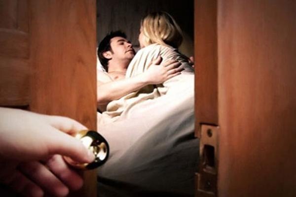 Chàng trai nhận kết đắng ngay lần đầu vào khách sạn cùng bạn gái quen 4 năm-2