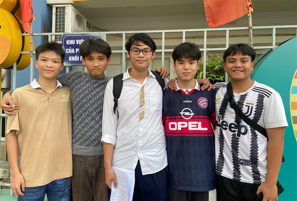 Quen qua game, nhóm gen Z bay từ TP.HCM ra Hà Nội cổ vũ bạn thi tốt nghiệp-1