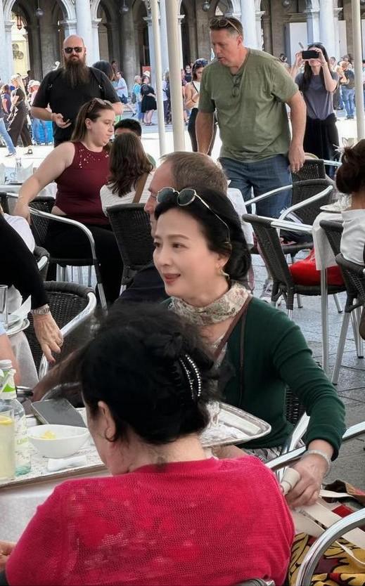 Diện mạo tuổi U70 của mẹ Lưu Diệc Phi khiến fan trầm trồ, thậm chí con gái cũng bị mẹ chiếm spotlight-1