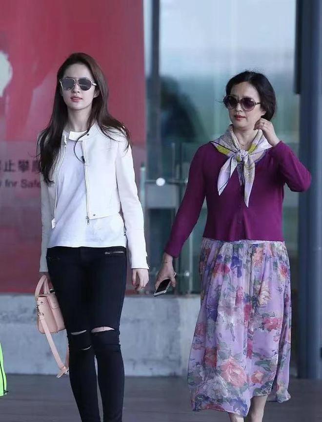 Diện mạo tuổi U70 của mẹ Lưu Diệc Phi khiến fan trầm trồ, thậm chí con gái cũng bị mẹ chiếm spotlight-2