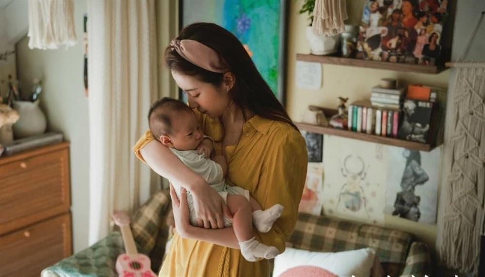 Diện mạo tuổi U70 của mẹ Lưu Diệc Phi khiến fan trầm trồ, thậm chí con gái cũng bị mẹ chiếm spotlight-3