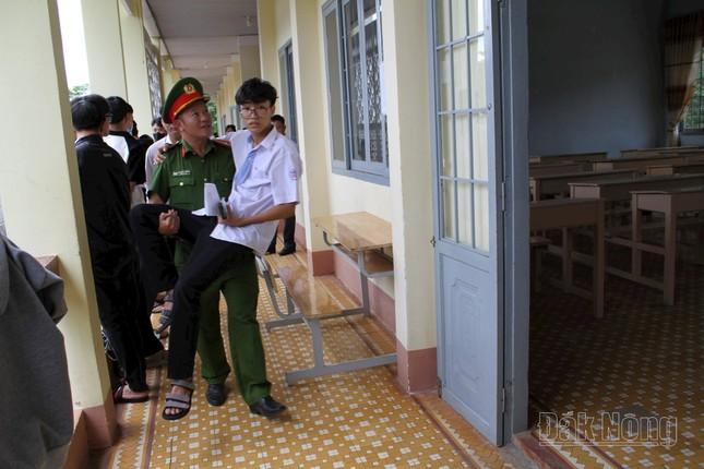 Thanh niên tình nguyện đồng hành cùng những thí sinh đặc biệt trong mùa thi-3