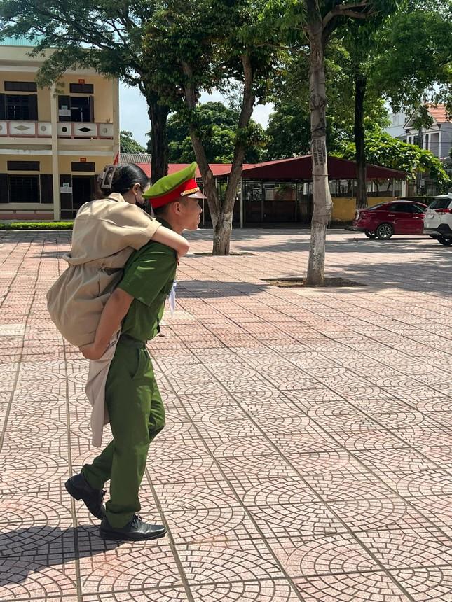 Thanh niên tình nguyện đồng hành cùng những thí sinh đặc biệt trong mùa thi-2