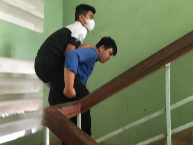 Thanh niên tình nguyện đồng hành cùng những thí sinh đặc biệt trong mùa thi-4