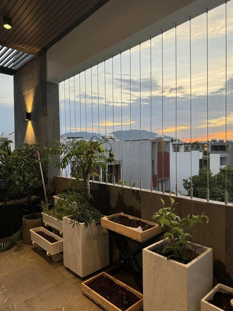 Vợ Phan Mạnh Quỳnh hé lộ điểm đặc biệt trong căn biệt thự biển Nha Trang, chia sẻ kinh nghiệm trồng cây trên sân thượng-12