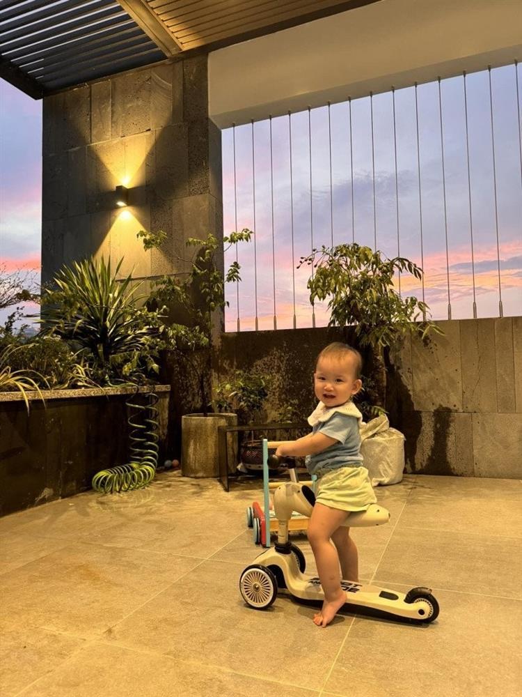 Vợ Phan Mạnh Quỳnh hé lộ điểm đặc biệt trong căn biệt thự biển Nha Trang, chia sẻ kinh nghiệm trồng cây trên sân thượng-4