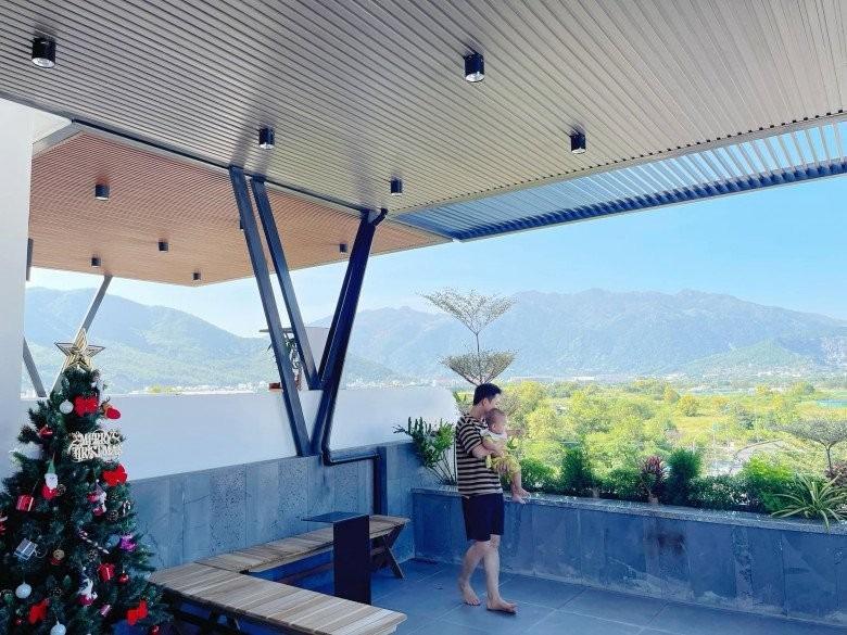 Vợ Phan Mạnh Quỳnh hé lộ điểm đặc biệt trong căn biệt thự biển Nha Trang, chia sẻ kinh nghiệm trồng cây trên sân thượng-5