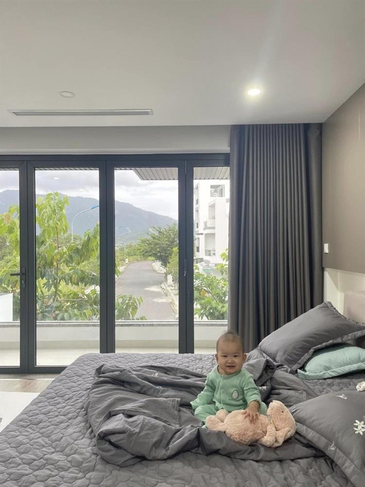 Vợ Phan Mạnh Quỳnh hé lộ điểm đặc biệt trong căn biệt thự biển Nha Trang, chia sẻ kinh nghiệm trồng cây trên sân thượng-7