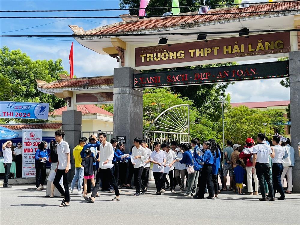 Giám đốc đi thi tốt nghiệp THPT ở tuổi 54: Cả gia đình ủng hộ tôi-1