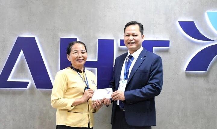 Nữ lao công trả lại gần 1,4 tỷ đồng cho du khách bỏ quên tại Sân bay Đà Nẵng-1