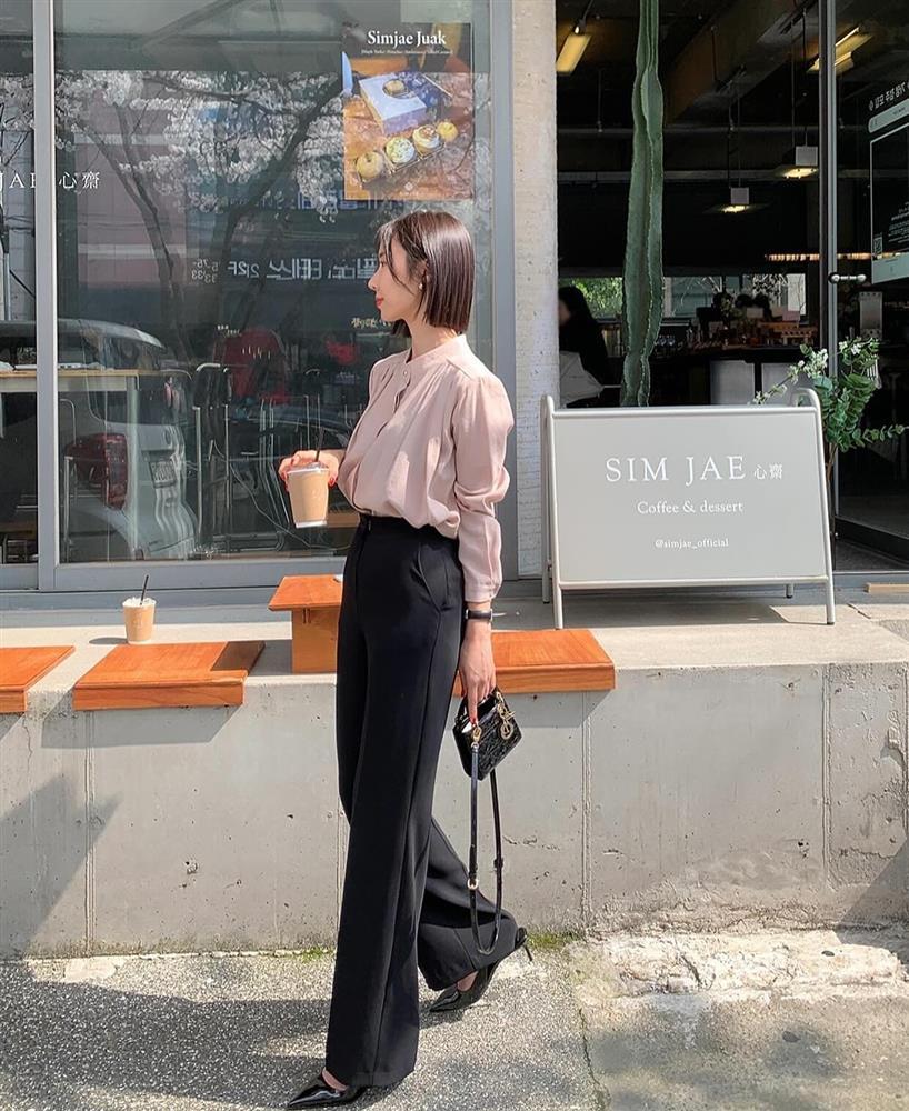 4 mẫu quần ống rộng nhất định nên có trong tủ đồ của phụ nữ trên 40 tuổi-1