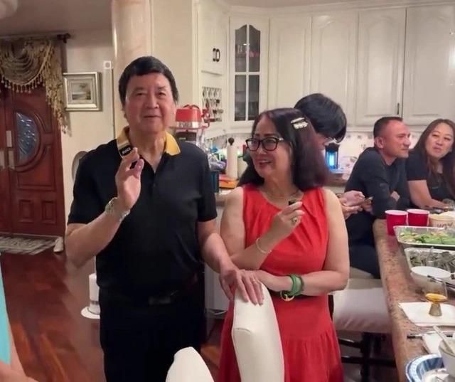 Hai nam nghệ sĩ đưa tiền cho vợ giữ: Người mất trắng, người giàu có, dinh thự trải từ Việt Nam sang Mỹ-4