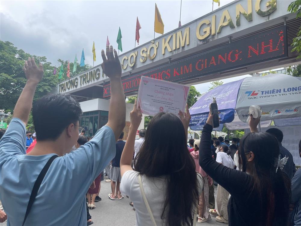 Ra khỏi phòng thi, nữ sinh được bạn thân tặng chứng nhận bước vào đời-1