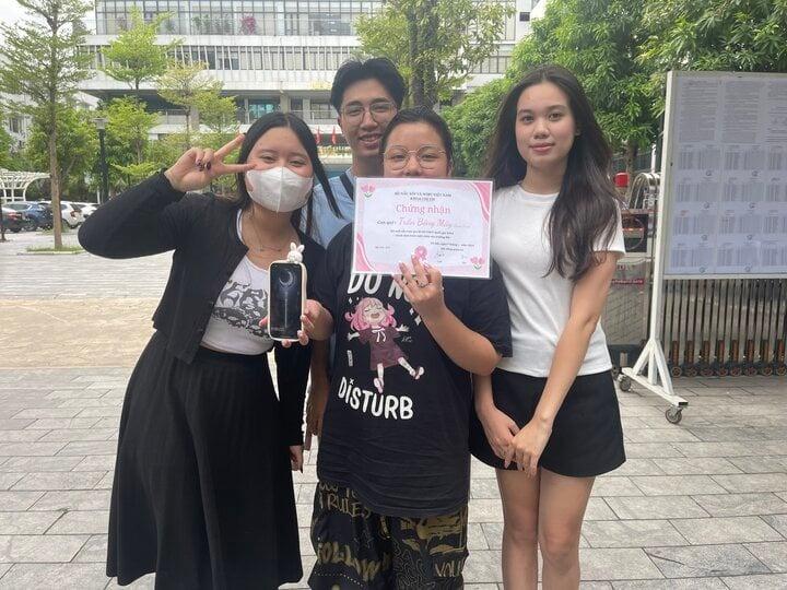 Ra khỏi phòng thi, nữ sinh được bạn thân tặng chứng nhận bước vào đời-2