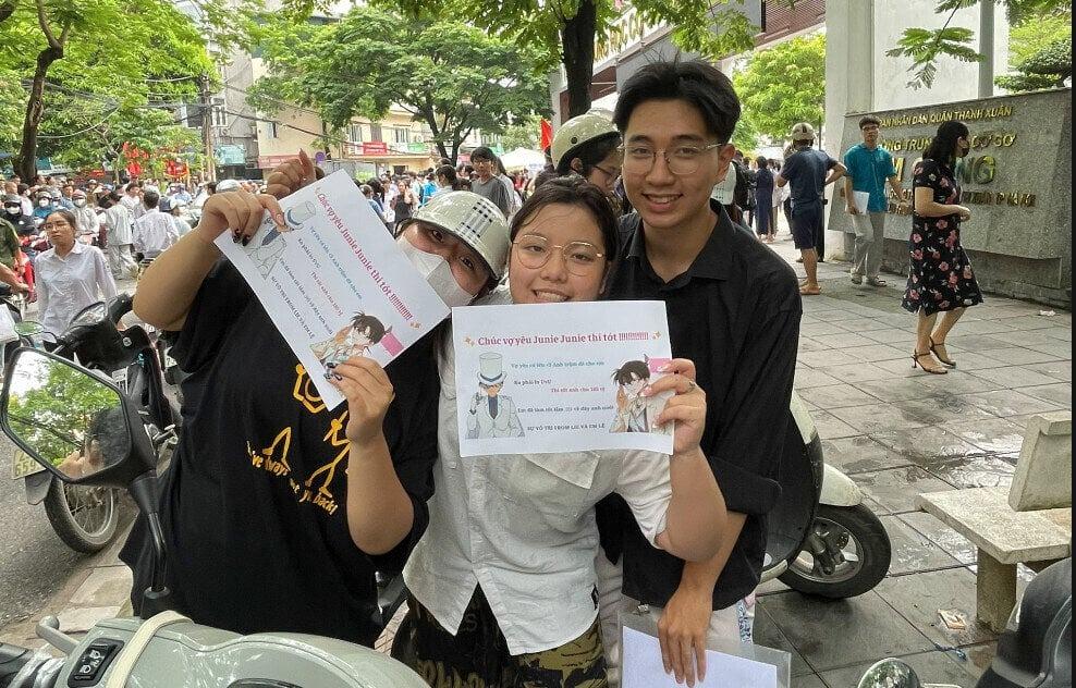 Ra khỏi phòng thi, nữ sinh được bạn thân tặng chứng nhận bước vào đời-3