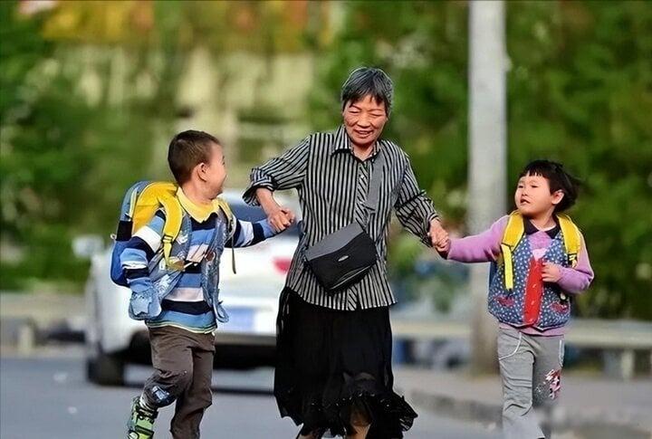 Con trai gần 40 tuổi không lấy vợ, mẹ đành sinh đôi để nối dõi tông đường-3