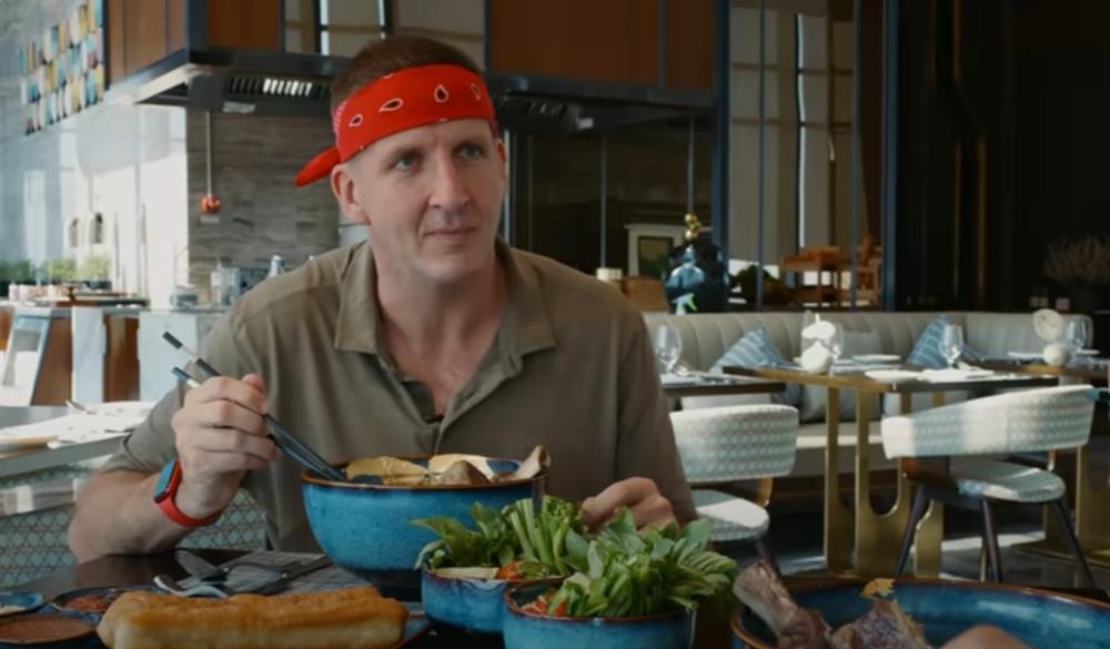 Khách Mỹ ‘choáng’ với tô phở 4 triệu đồng, nước dùng ninh hơn 2 ngày ở Việt Nam-1