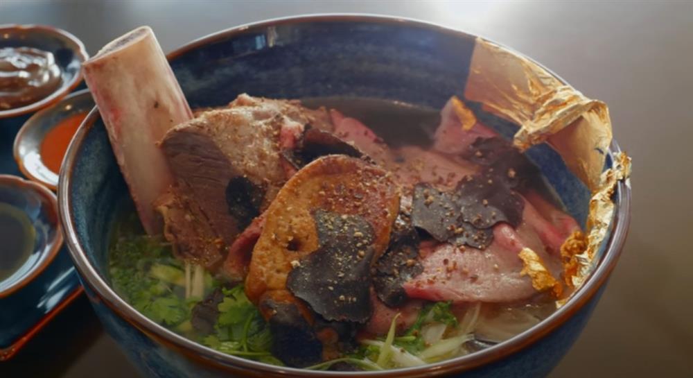 Khách Mỹ ‘choáng’ với tô phở 4 triệu đồng, nước dùng ninh hơn 2 ngày ở Việt Nam-3