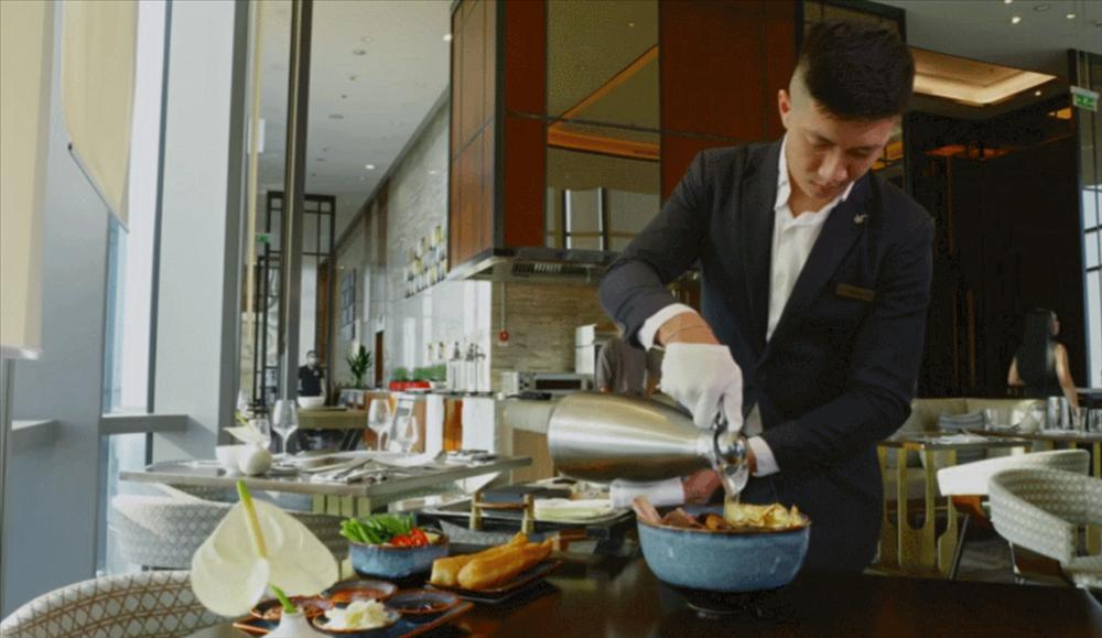 Khách Mỹ ‘choáng’ với tô phở 4 triệu đồng, nước dùng ninh hơn 2 ngày ở Việt Nam-4