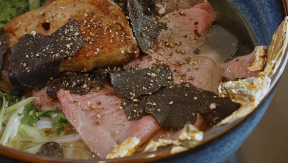 Khách Mỹ ‘choáng’ với tô phở 4 triệu đồng, nước dùng ninh hơn 2 ngày ở Việt Nam-5