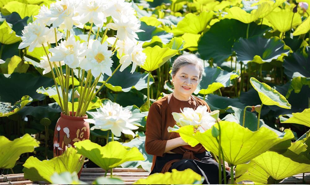 Cụ bà U80 ở Hải Dương chụp ảnh cùng sen khiến dân mạng khen nức nở-2