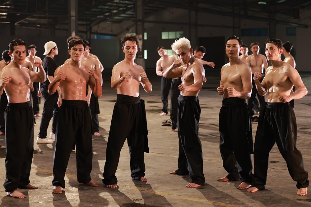 33 Anh trai vượt ngàn chông gai gây sốt khi khoe cơ bụng 6 múi-7