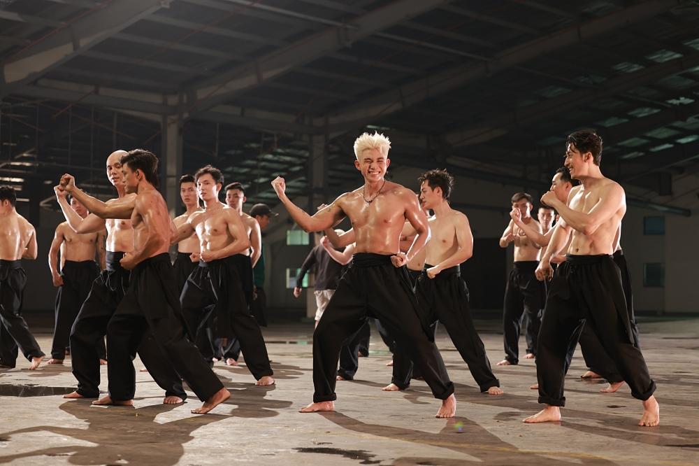 33 Anh trai vượt ngàn chông gai gây sốt khi khoe cơ bụng 6 múi-8