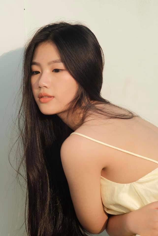 Em gái 20 tuổi của Hoa hậu Ý Nhi gây ‘sốt mạng’ với visual sáng bừng, ‘chuẩn nàng thơ’-3
