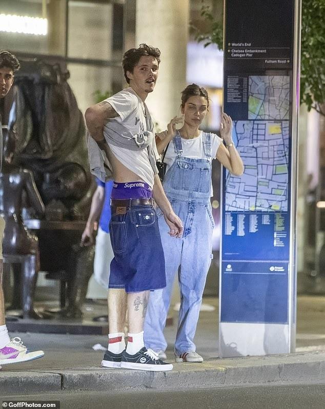 Cậu trai Beckham mải mê yêu đương-1