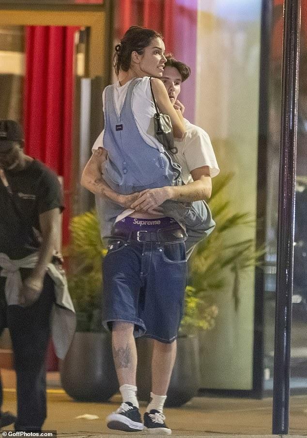 Cậu trai Beckham mải mê yêu đương-3