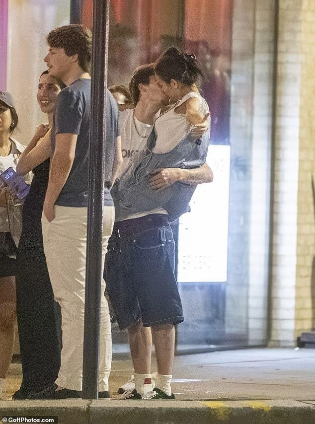 Cậu trai Beckham mải mê yêu đương-4