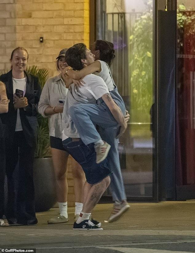 Cậu trai Beckham mải mê yêu đương-5