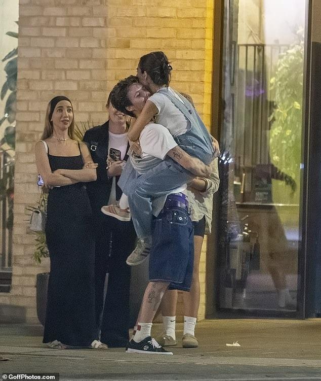 Cậu trai Beckham mải mê yêu đương-6