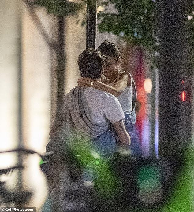 Cậu trai Beckham mải mê yêu đương-7