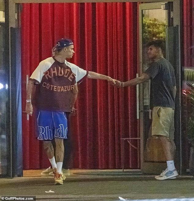 Cậu trai Beckham mải mê yêu đương-8