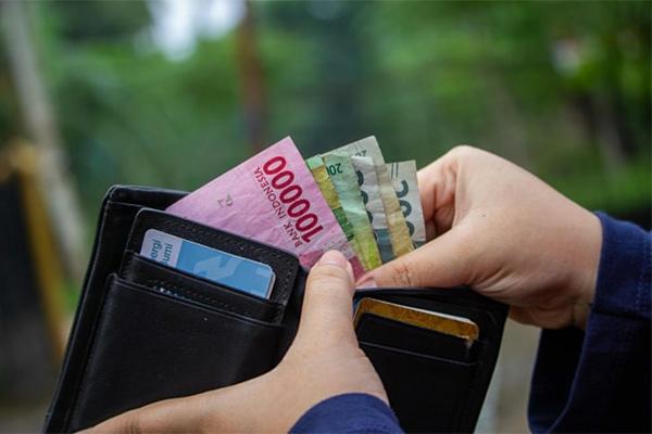 Phát hiện chồng giấu tiền trong lọ thuốc, vợ thả dây dài, câu cá lớn-2