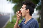 Người đàn ông hôn mê sau khi ăn táo: Chuyên gia chỉ ra một sai lầm 'chí mạng'